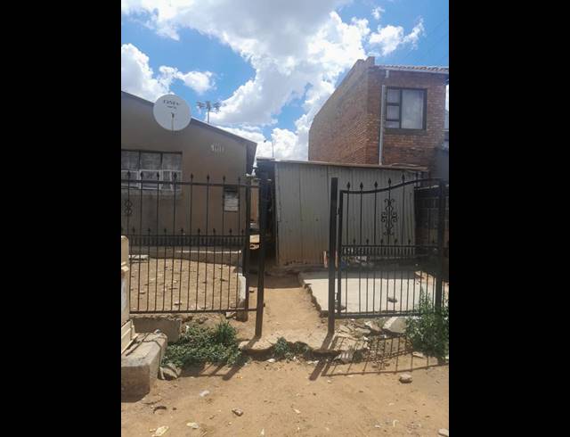 2 BEDROOM HOUSE FOR SALE IN MOFOLO NORTH